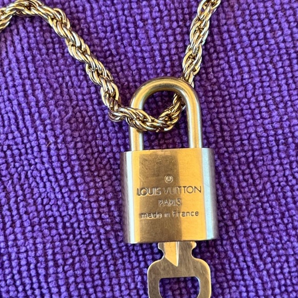 Louis Vuitton Gold Padlock Lock N Key #315 with 18’ Unbranded ROAP Chain - Picture 13 of 13
